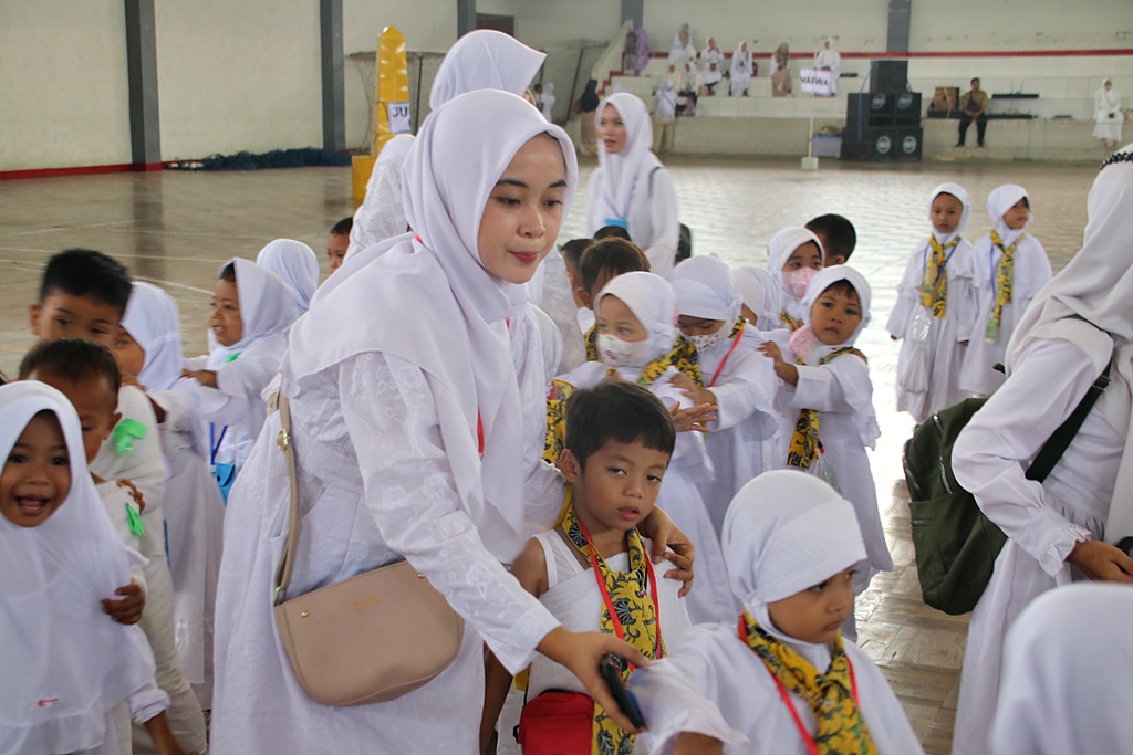 PRAKTEK: Guru PAUD mendampingi anak-anak didiknya saat praktik manasik haji. TIM DINKOMINFO BLORA UNTUK RADAR KUDUS