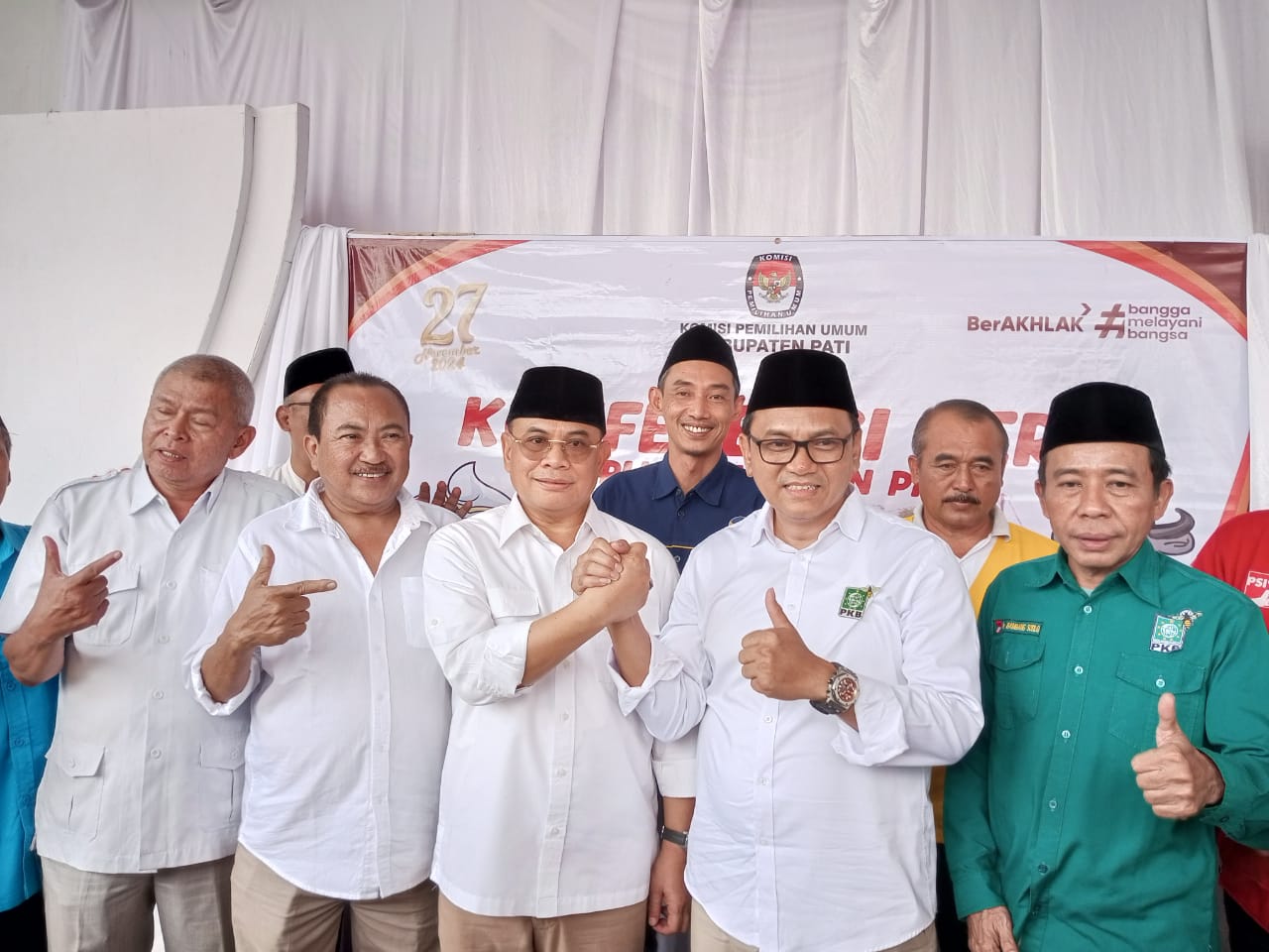 PERCAYA DIRI : Pasangan Calon Bupati dan Calon Wakil Bupati Pati, Sudewo dan Risma Ardhi Chandra bersama pimpinan partai pengusung di kantor KPU Pati, Rabu (28/8). (ACHMAD ULIL ALBAB/RADAR KUDUS)