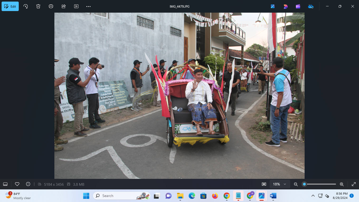 BERI ORASI: Pasangan Hartopo dan Mawahib deklarasi di lapangan Bakalankrapyak  dan selanjutnya diarak pendukungnya menggunakan becak menuju kantor KPU Kabupaten Kudus. (DONNY SETYAWAN/RADAR KUDUS)