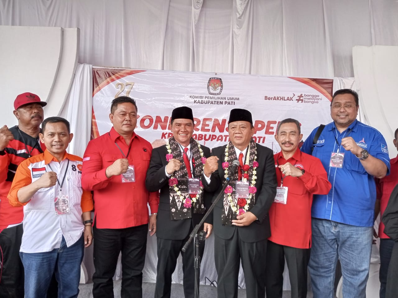 OPTIMISTIS : Pasangan Wahyu Indriyanto - Suharyono resmi mendaftar sebagai calon bupati dan wakil bupati Pati. (ACHMAD ULIL ALBAB/RADAR KUDUS)
