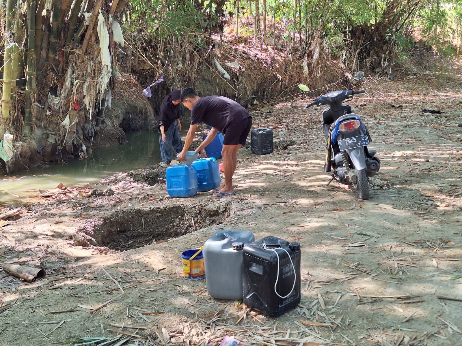 KEKERINGAN: Warga saat mencari sumber mata air bersih di belik sungai.