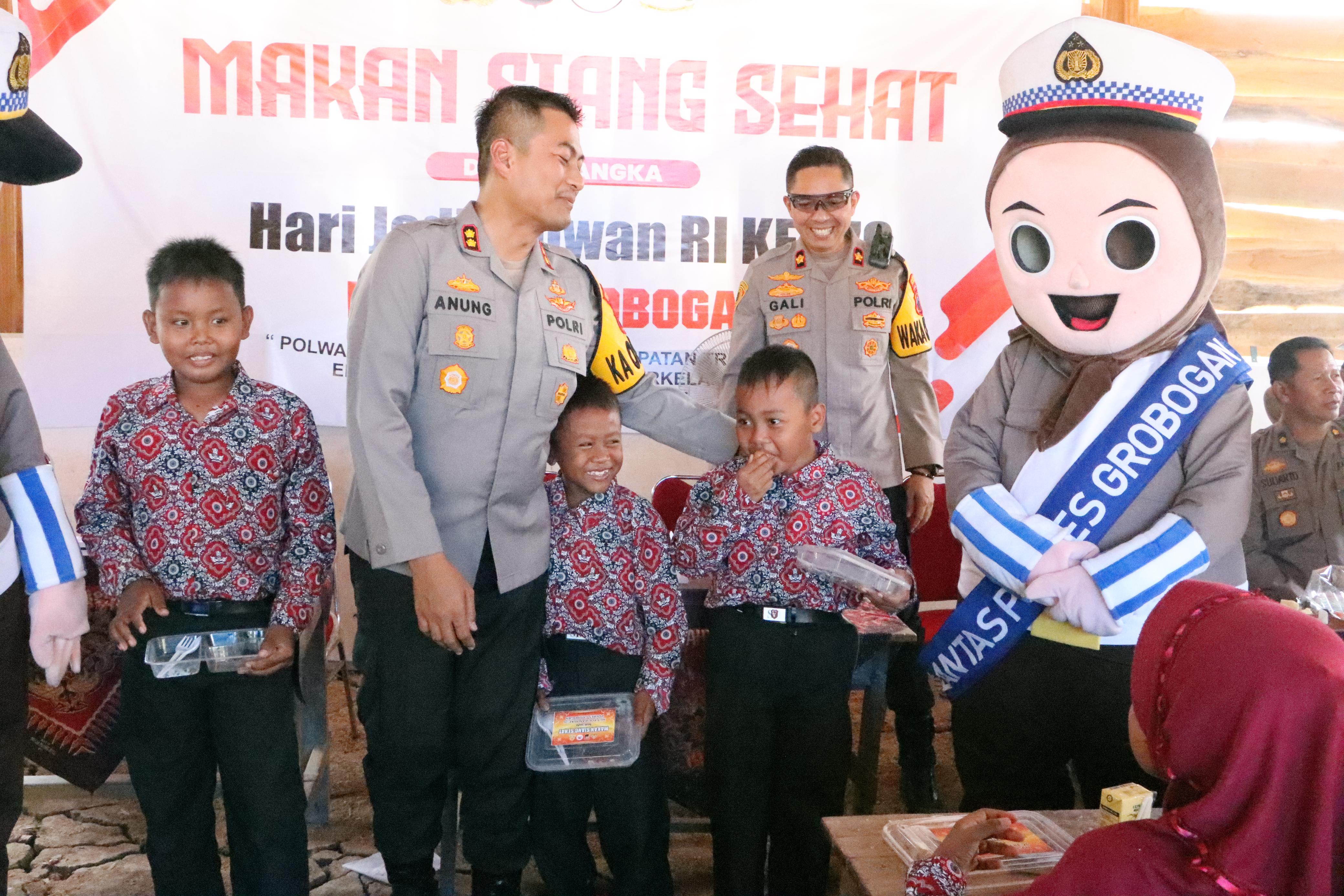 POLSANAK: Kapolres dan Satlantas Grobogan saat memberikan makanan sehat dan bergizi ke SDN 3 Karanganyar, Geyer, Grobogan.