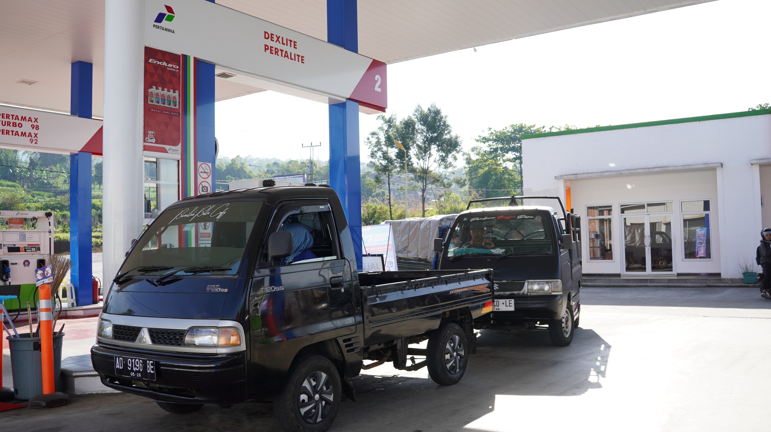 SUBSIDI: Pengguna kendaraan roda empat mengisi BBM Pertalite di sebuah SPBU di Kudus. (INDAH SUSANTI)