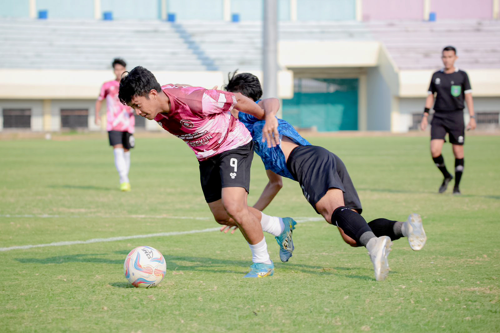 BERBENAH: Pemain Persiku Panto berebut bola dengan lawan, di laga uji coba itu Persiku takluk 2-1 atas Persela Lamongan. PERSIKU UNTUK RADAR KUDUS