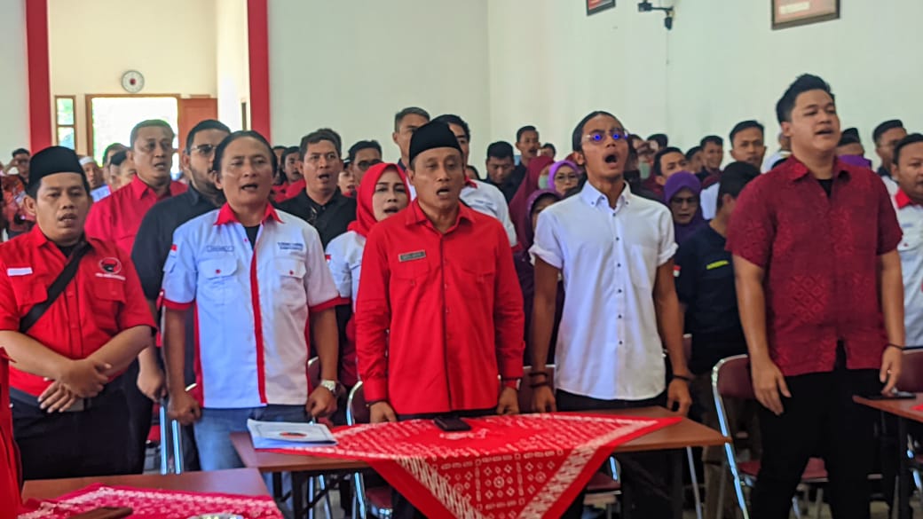 ACHMAD ULIL ALBAB/RADAR KUDUS KANDAS : Mantan wakil bupati Pati Saiful Arifin (berpeci) saat mendaftar sebagai bakal calon bupati di PDIP beberapa waktu yang lalu.