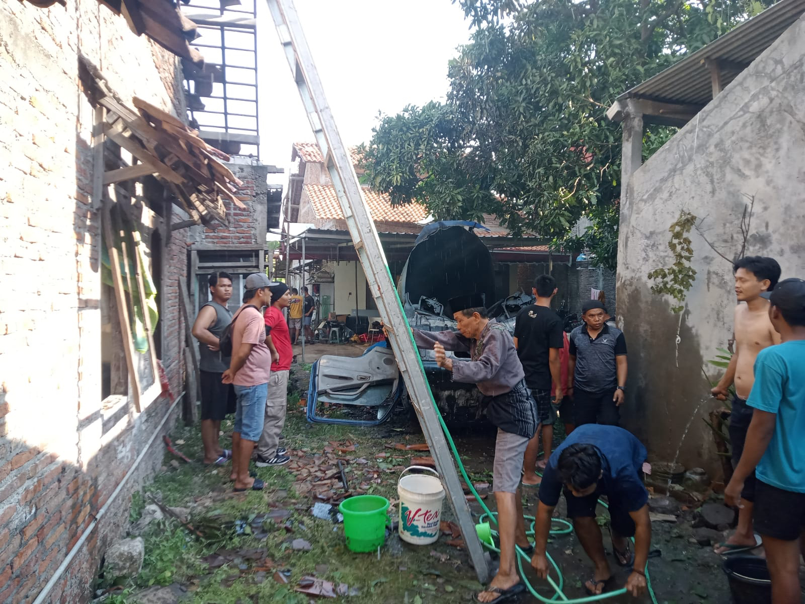 DIBANTU WARGA : BPBD Kota Semarang Distribusikan 295 Ribu Liter Air. / RADAR SEMARANG