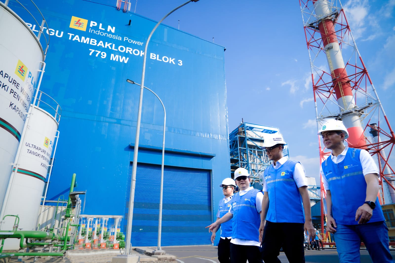 BEROPERASI:  Direktur Utama PLN, Darmawan Prasodjo (kedua dari kanan) didampingi pejabat lainnya meninjau PLTGU Tambak Lorok Blok 3 di Semarang pada Jumat (30/8). PT PLN FOR RADAR PATI
