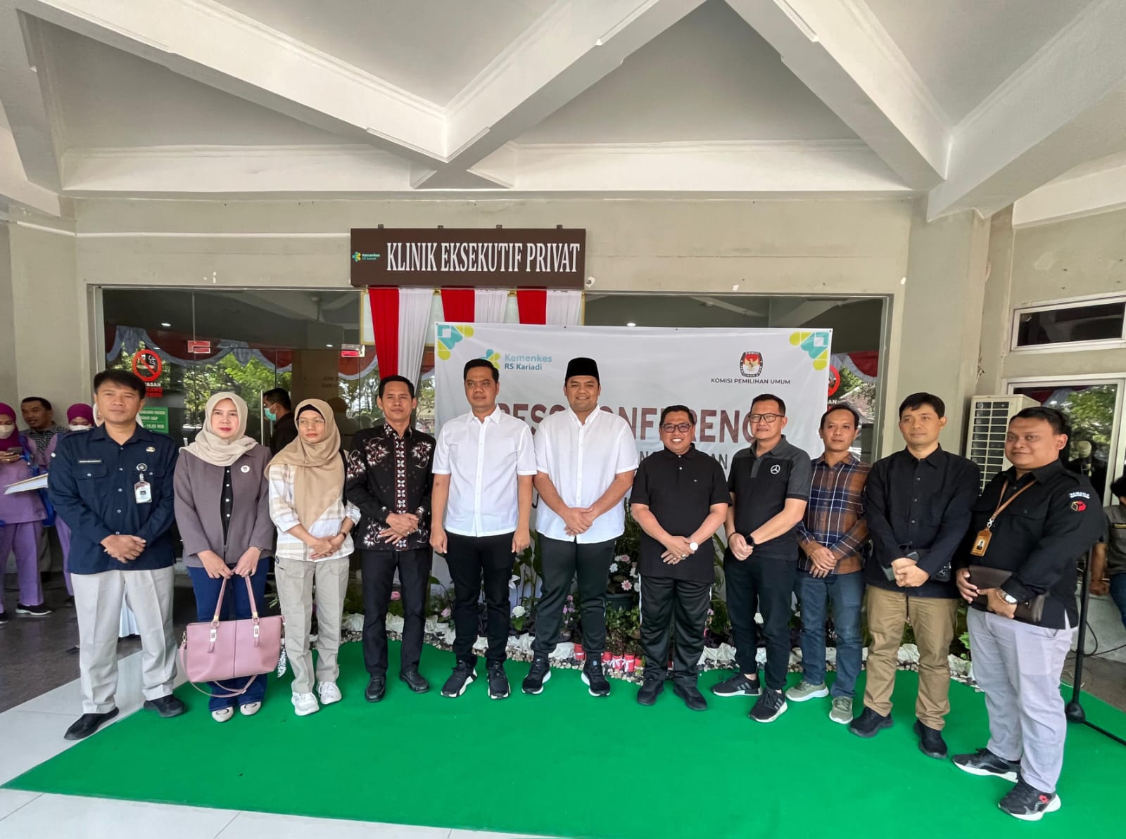 MASUK TAHAPAN: Paslon bupati dan wakil bupati Kabupaten Jepara mengikuti rangkaian tes kesehatan di RSUP Kariadi Semarang kemarin. KPU JEPARA UNTUK RADAR PATI