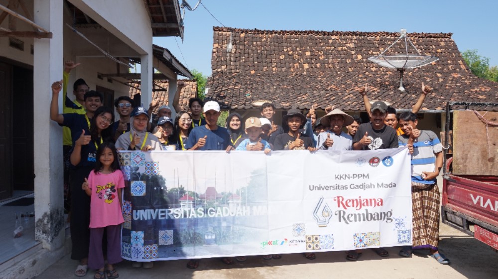 SINERGI: Pemdes Narukan foto bersama mahasiswa UGM. Satu sisi hambaran pengembangan TPS 3R yang dikelola desa Narukan, Kragan. PEMDES NARUKAN UNTUK RADAR PATI
