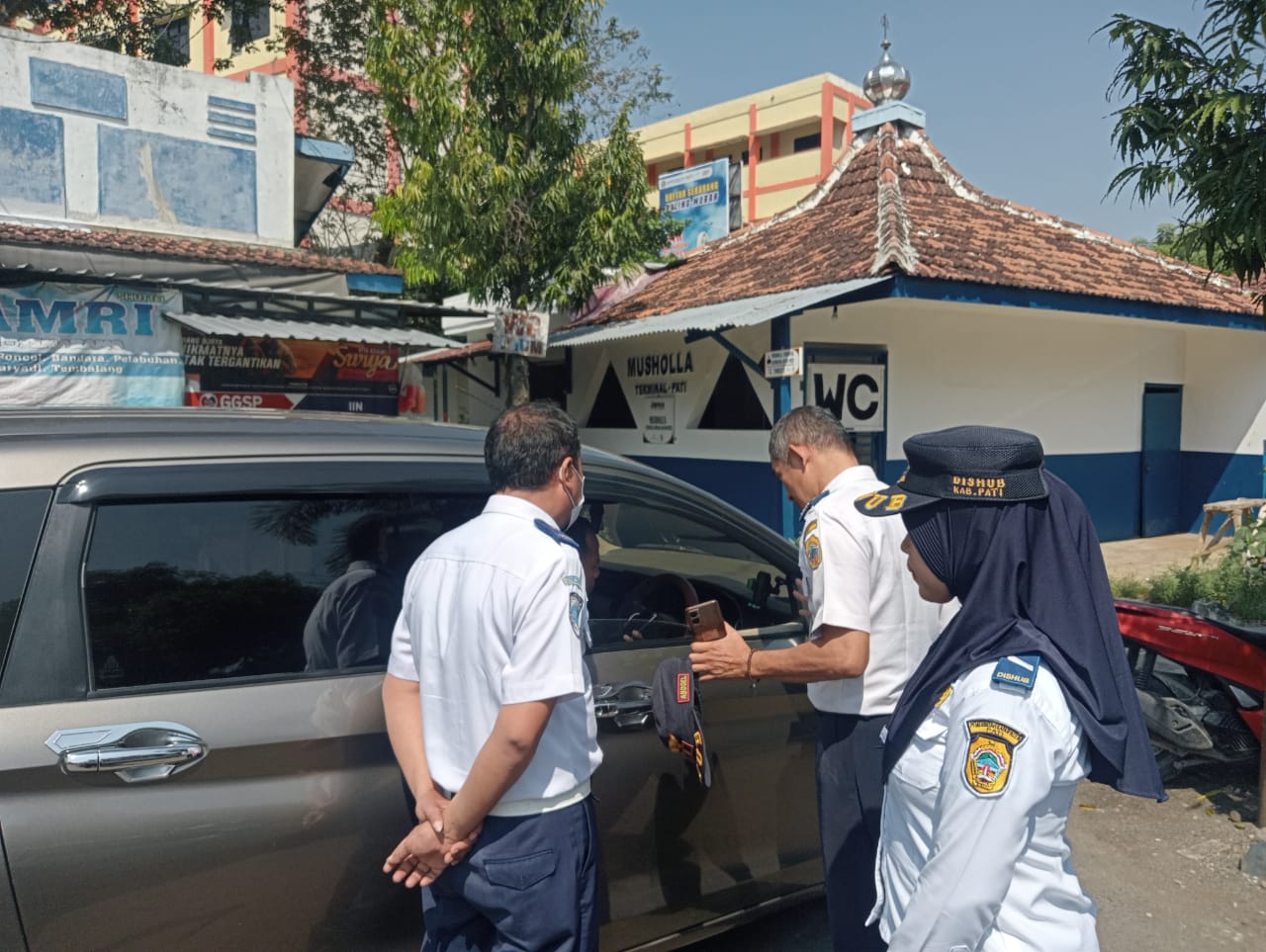 Petugas mendatangi mobil rental yang mangkal di Terminal Kembangjoyo Pati belum lama ini.  (DISHUB)