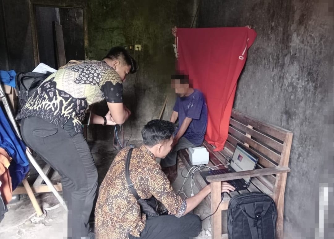 OPTIMIS: Petugas Disdukcapil Kudus jemput bola ke rumah ODGJ beberapa waktu lalu. (Disdukcapil Kudus untuk Radar Kudus)