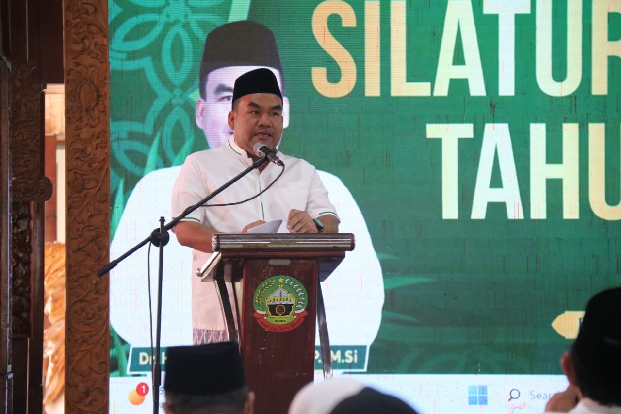 SILATURAHMI: Bupati Blora Arief Rohman saat memberikan pengarahan pada acara silaturahmi haji. PROKOMPIM PEMKAB BLORA UNTUK RADAR KUDUS