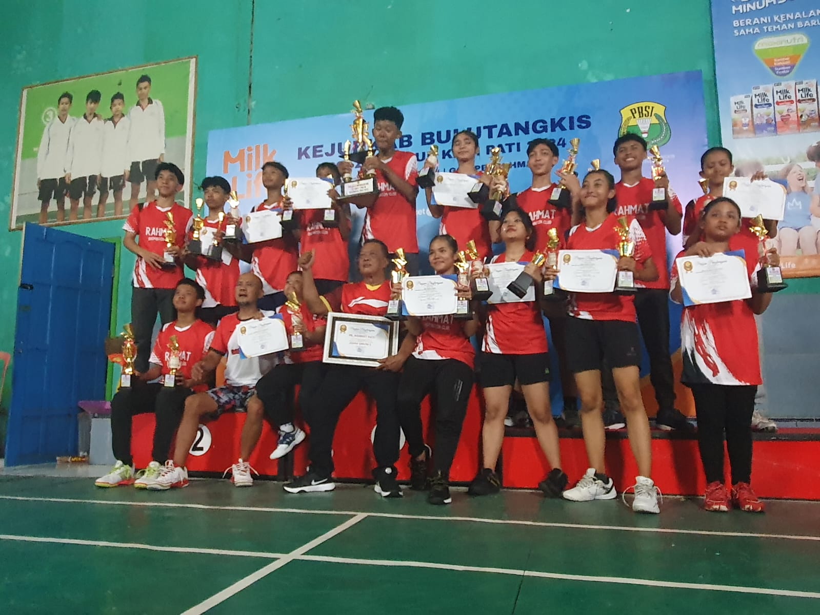 MASA DEPAN : Para juara di Kejurkab Bulutangkis PBSI Pati Zeito Cup 2024. (ACHMAD ULIL ALBAB/RADAR PATI)
