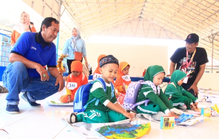 TUMBUHKAN KREATIFITAS: Pengelola Puri Berlian Park, Sriyono bersama Sales Koordinator Smartfren Bonafi Artianto memantau jalanya lomba finger painting anak TK, kemarin (31/08). WISNU AJI/RADAR PATI