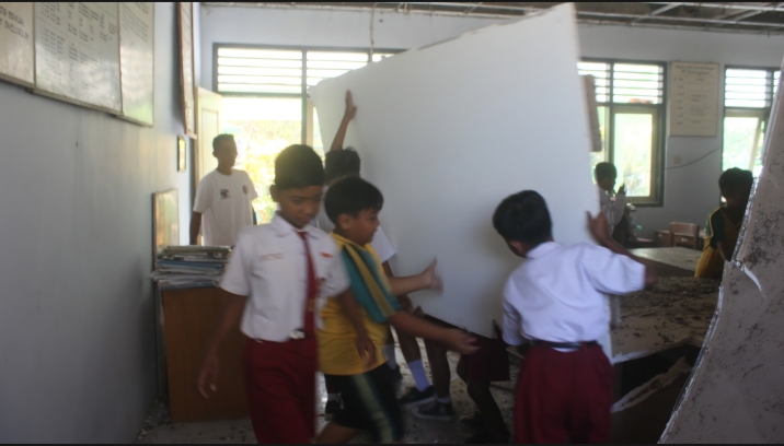 PARAH: Para siswa SDN Sendanggayam saat membersihkan puing-puing kala plafon ambrol. EKO SANTOSO/RADAR PATI
