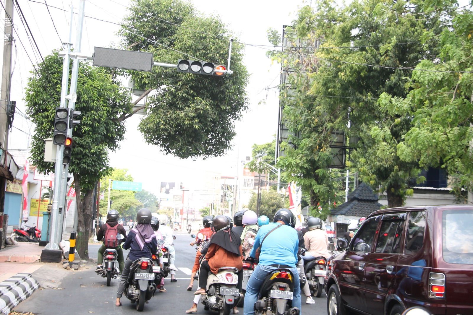 SEGERA DITERAPKAN: Beberapa perangkat ATCS terlihat terpasang di lalu lintas Simpang Pentol Jendral Sudirman Kudus kemarin. (Donny Setyawan / Radar Kudus)
