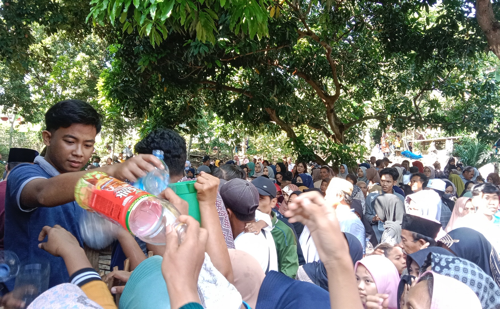 ANTUSIAS: Warga berkerumun untuk mengantre mendapatkan air jamasan Bende Becak beberapa waktu lalu. VACHRI RINALDY L/RADAR PATI