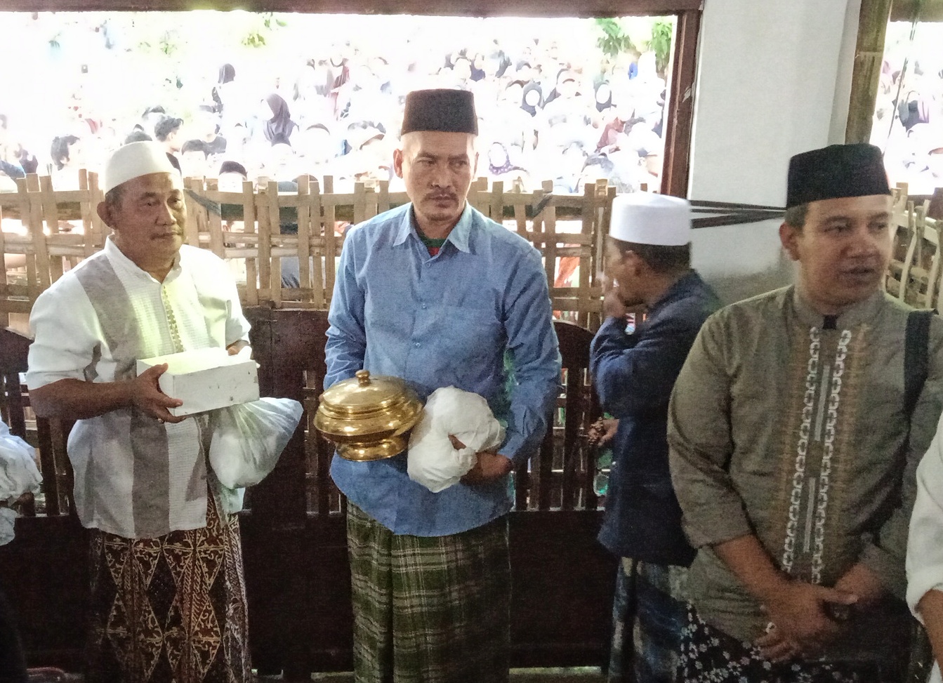 TRADISI TAHUNAN: Proses penjamasan Bende Becak dilaksanakan di Desa Bonang, Lasem, beberapa waktu lalu. WIDAYAT UNTUK RADAR PATI