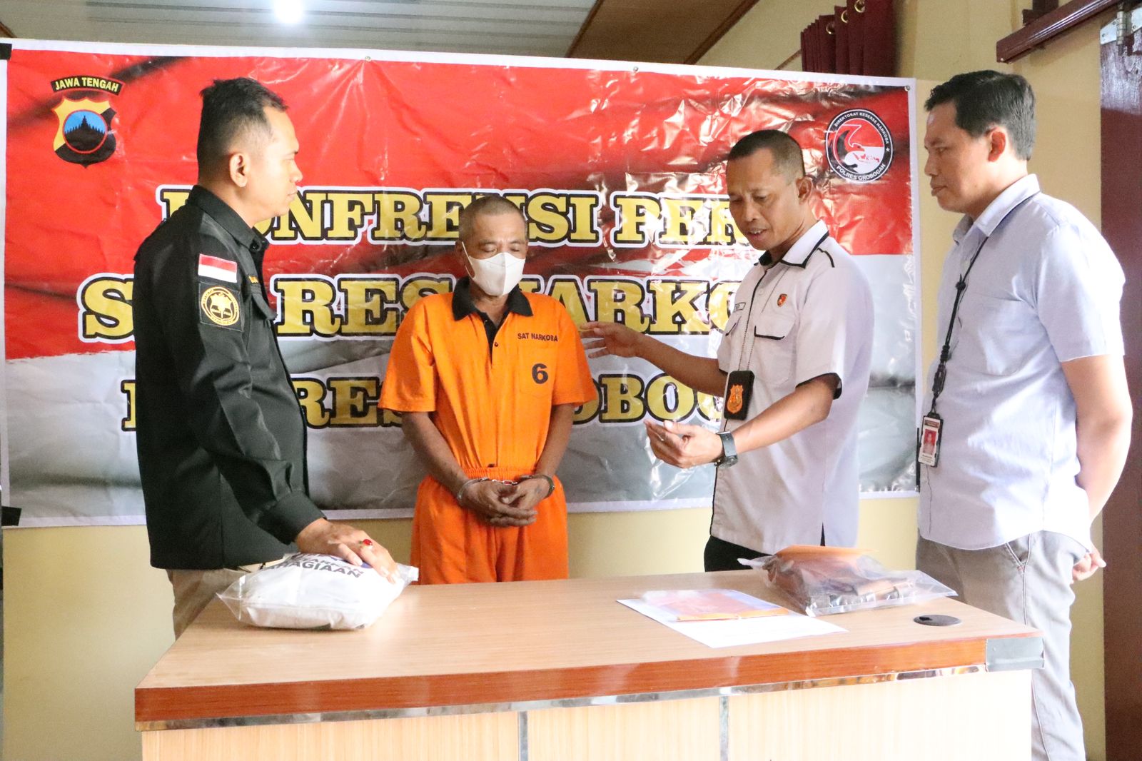 MINTA KETERANGAN &ndash; Kasat Narkoba Polres Grobogan AKP Eko Bambang meminta keteragan kepada tersangka ES dalam kasus penyalahgunaan narkoba, kemarin. SIROJUL MUNIR/RADAR KUDUS