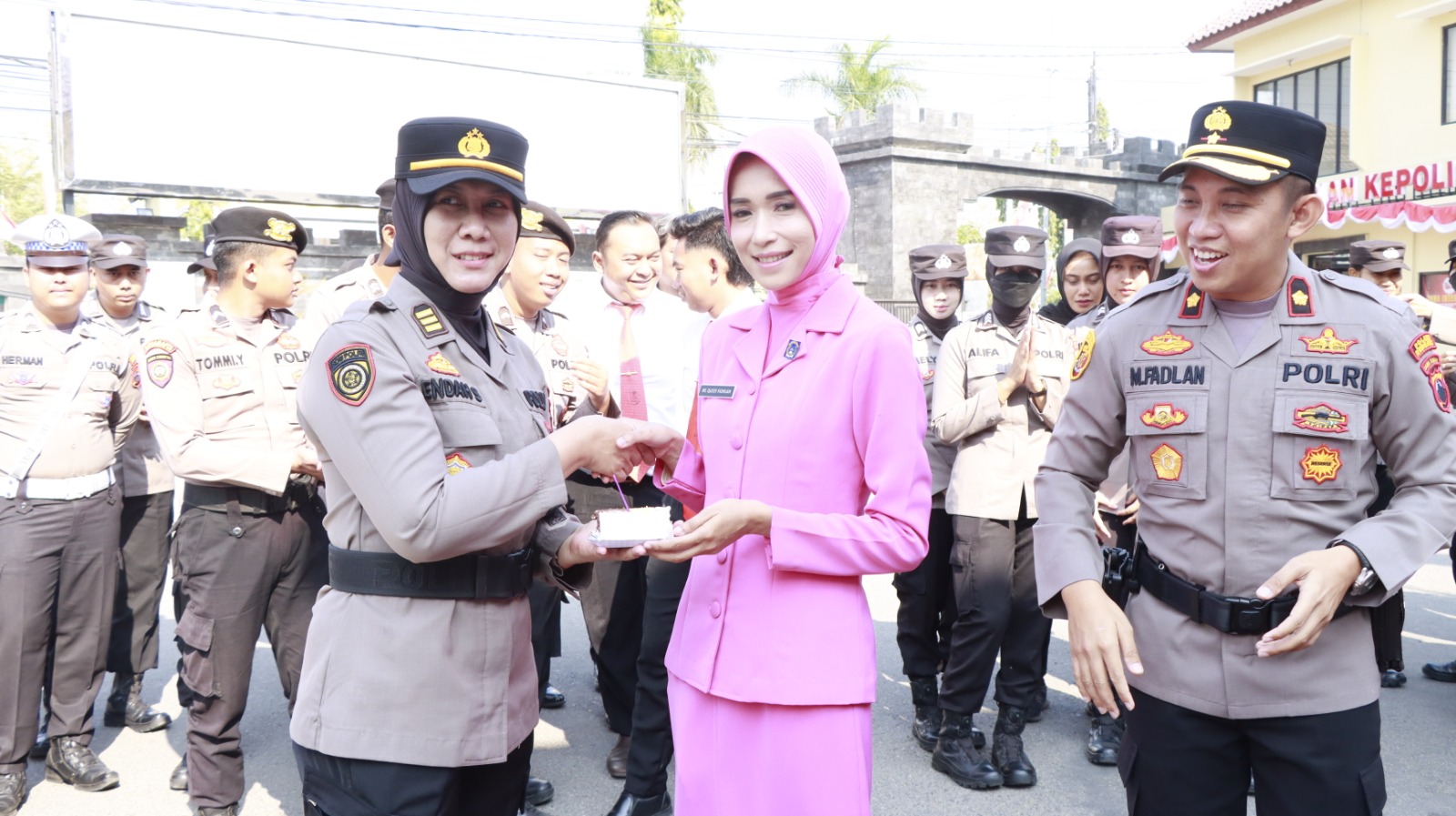 POTONG KUE: Wakapolres Rembang Kompol Muhammad Fadhlan didampingi istri memberi ucapan selamat dan menyerahkan potong kue di HUT ke-76 Polwan kemarin. HUMAS POLRES REMBANG UNTUK RADAR PATI