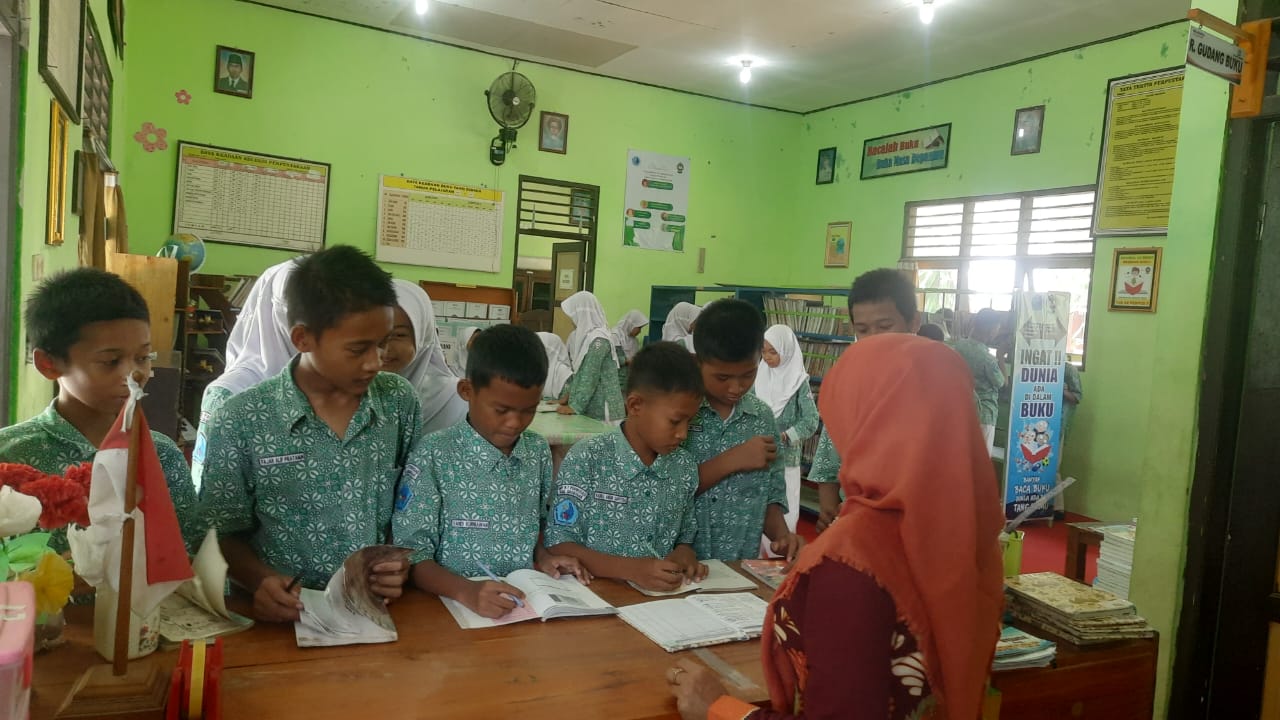 PERPUSTAKAAN: Kondisi perpustakaan SMPN 7 Purwodadi yang diusulkan akreditasi.