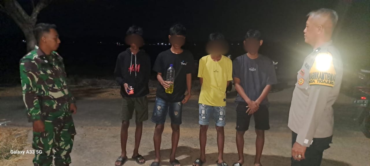 PEKAT: Polisi mengamankan sejumlah remaja yang menggelar pesta miras di Desa Tigajuru, Mayong kemarin. POLRES JEPARA UNTUK RADARPATI.ID