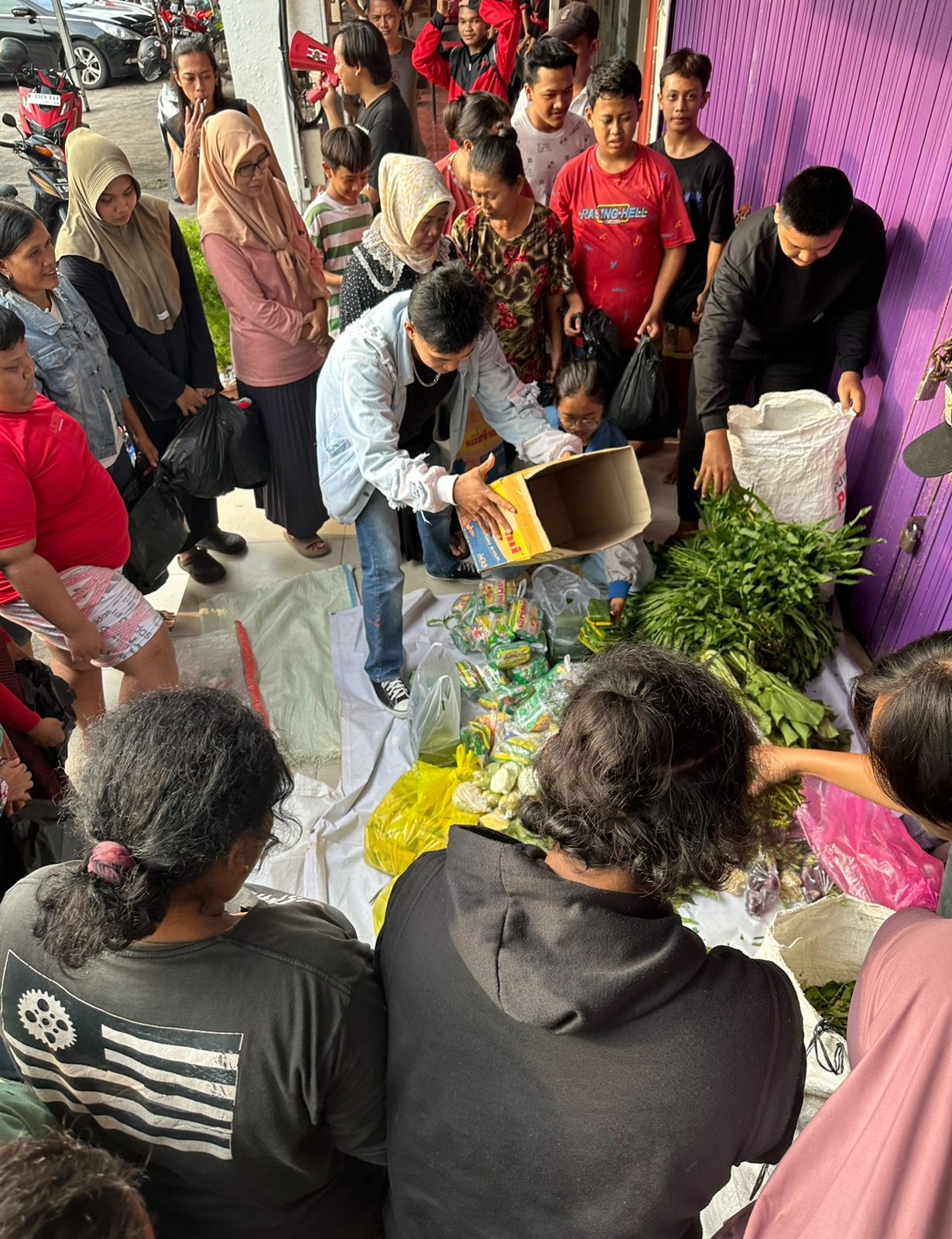 Warga berebut pasar gratis di depan GOR Pesantenan Pati belum lama ini. (ANDRE FAIDHIL FALAH)