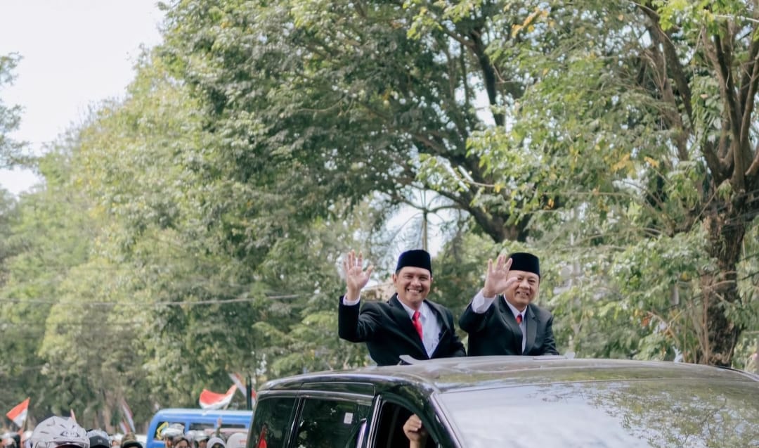 Pasangan Wahyu-Suharyono perjalanan mendaftar di KPU Pati belum lama ini. (ANDRE FAIDHIL FALAH)