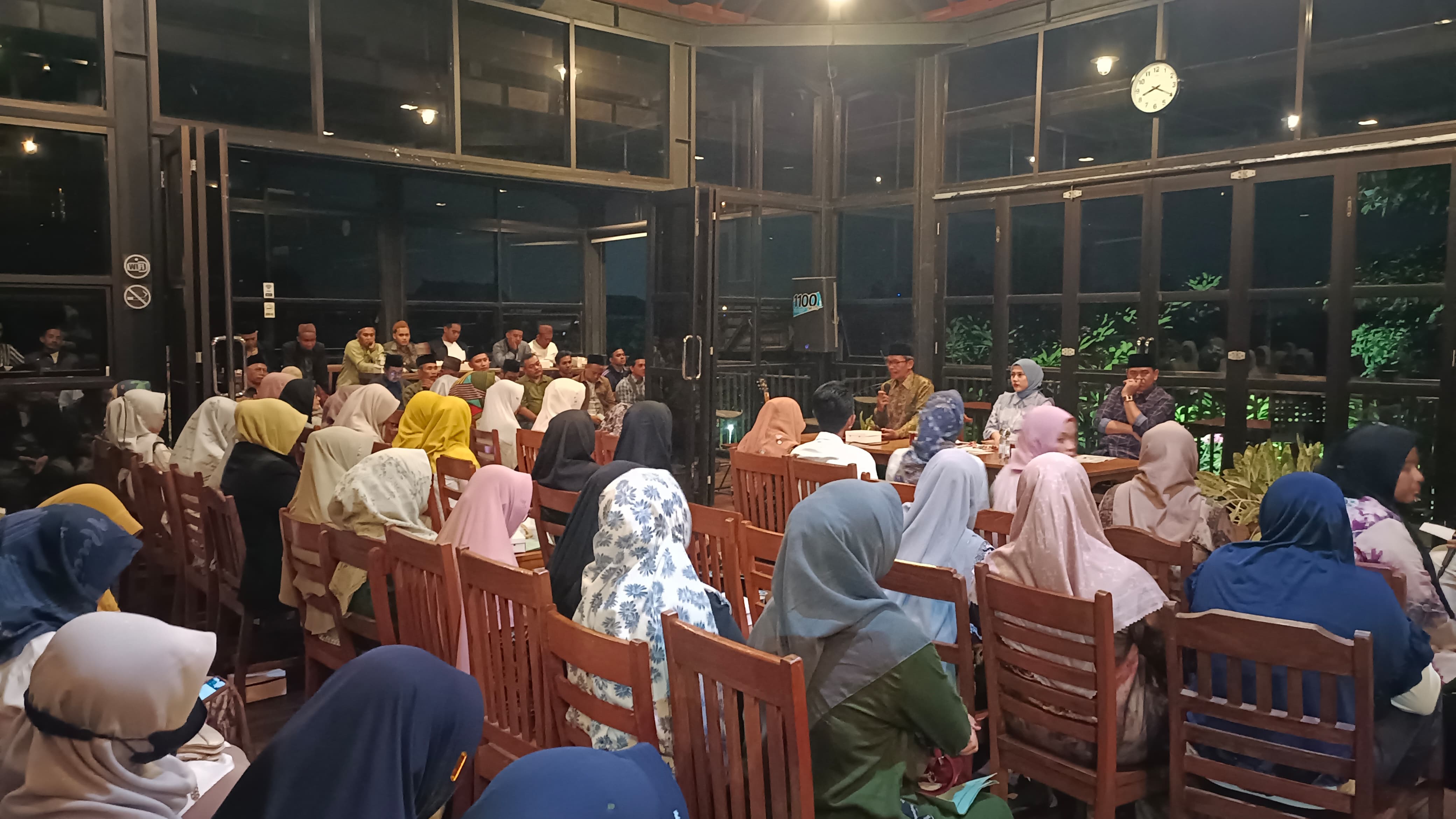 TARIK DUKUNGAN: Paslon Calon Bupati -Wakil Bupati Kudus Sam&rsquo;ani Intakoris-Bellnda Birton sosialisasi di sebuah kafe di Kudus. (GALIH/RADARPATI)