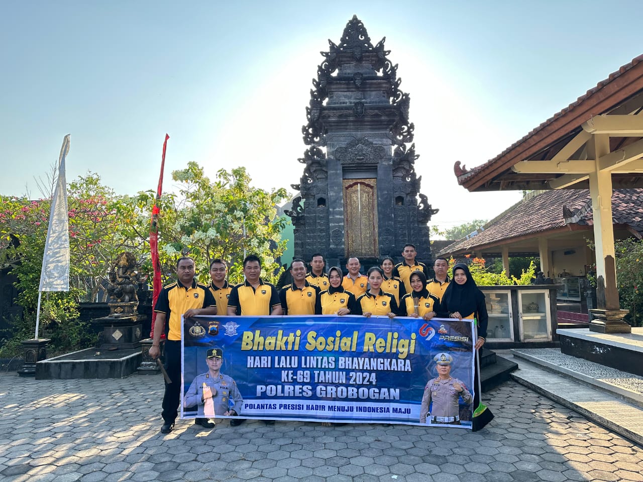 BAKSOS: Satlantas Polres Grobogan melaksanakan bakti religi memperingati Hari ke-69 Lalulintas Bhayangkara di Pura Agung Sasana Weda, Purwodadi, Grobogan.
