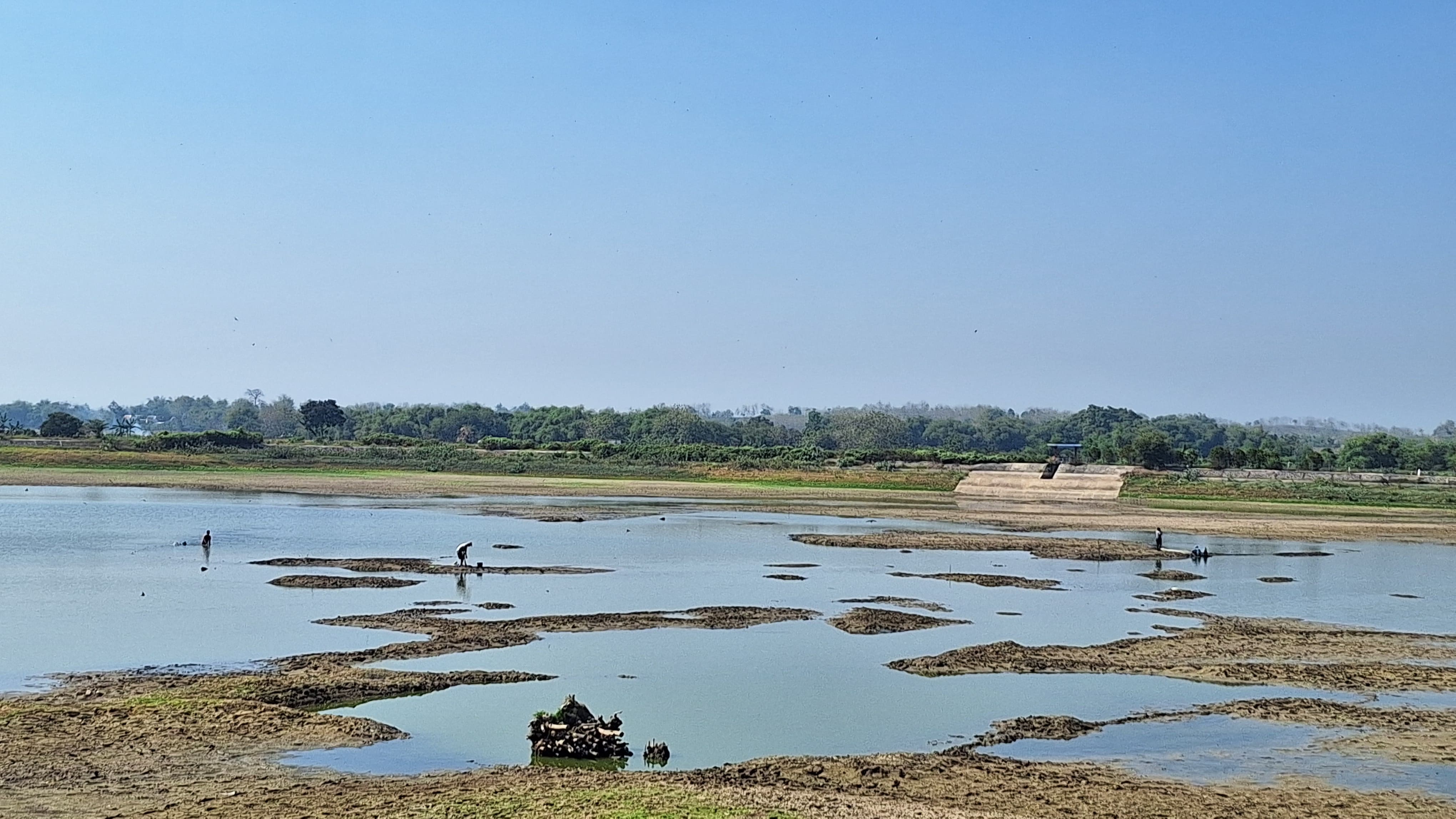 KEKERINGAN: Kondisi Bendung Dumpil di Desa Kalangdosari Kecamatan Ngaringan yang mengering. INTAN MAYLANI SABRINA/RADARPATI.ID