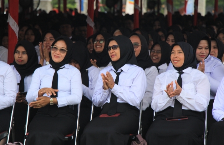 DITUNTASKAN: PPPK JF guru saat menerima SK pengangkatan di alun-alun Rembang. WISNU AJI/RADARPATI.ID