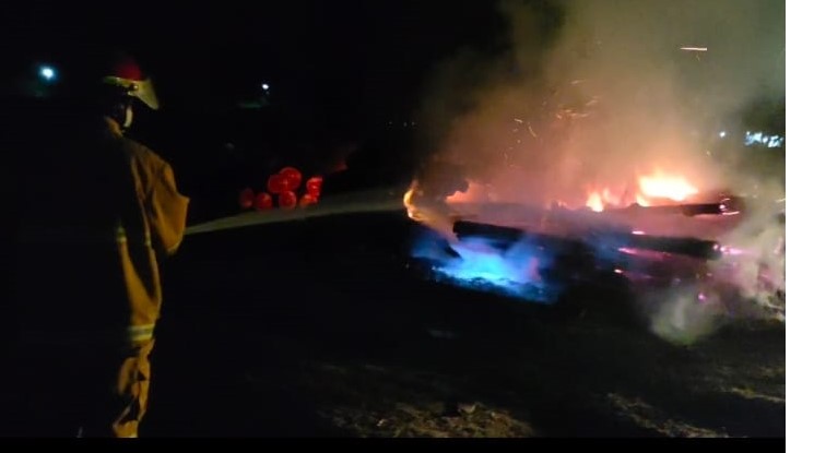PADAMKAN API &ndash; Petugas damkar Satpol PP Grobogan memadamkan api di lokasi TPK Kradenan di Dukuhan, Desa/Kecamatan Kradenan Senin malam (2/9). DAMKAR FOR RADARPATI.ID