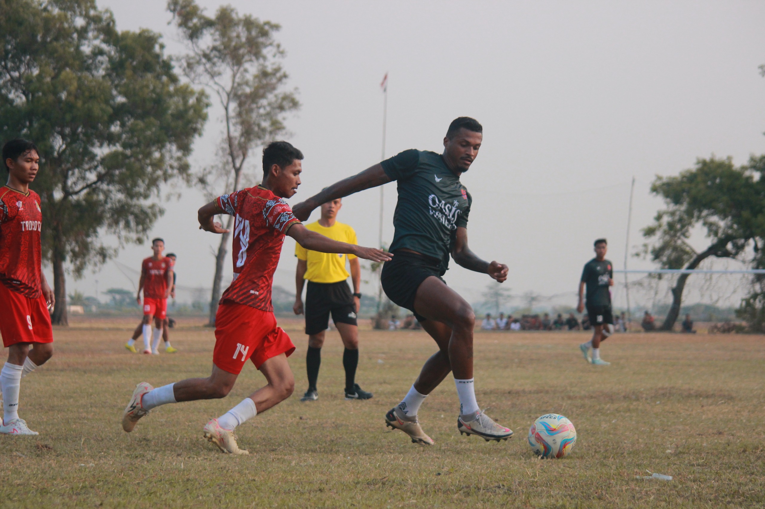 SEMANGAT: Penggawa Persijap Jepara saling berebut bola dengan pemain lawan saat uji tanding di Lapangan Desa Troso, Pecangaan Selasa (3/9/2024).