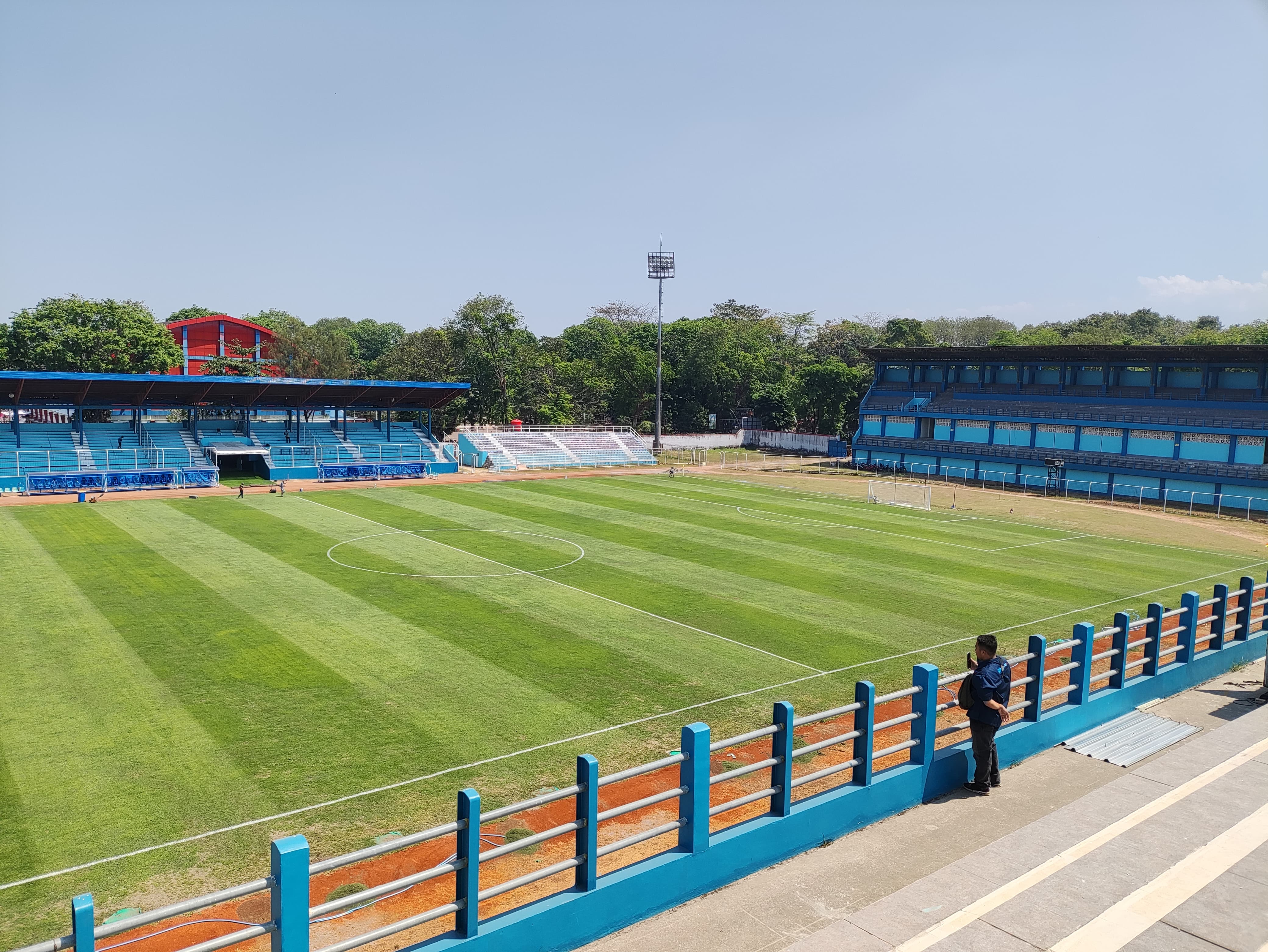 SIAP BERLAGA: Kondisi lapangan Stadion Wergu Wetan Selasa (3/9) lalu. (GALIH ERLAMBANG W/ RADAR PATI)
