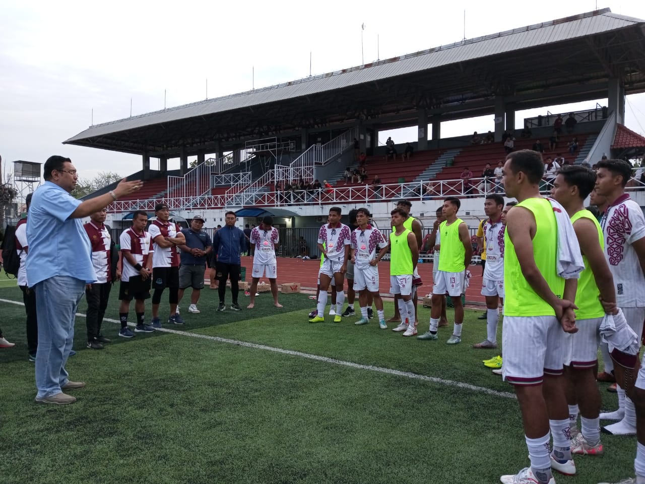 CEO Persipa Pati Joni Kurnianto saat memberikan motivasi kepada para pemainnya usai latihan rutin di Stadion Joyokusumo. (ACHMAD ULIL ALBAB/RADAR PATI)
