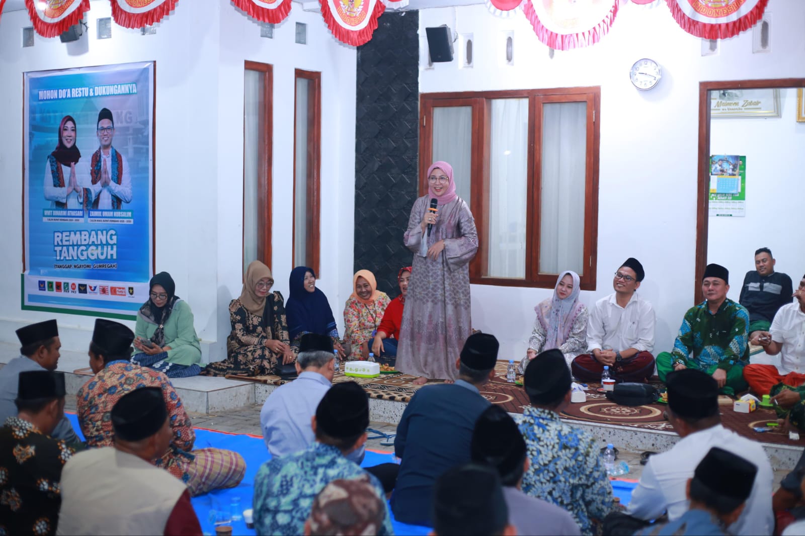 TANCAP GAS : Pasangan calon Vivit - Umam tancap gas silaturahmi ke warga. (VACHRY R/RADAR KUDUS)