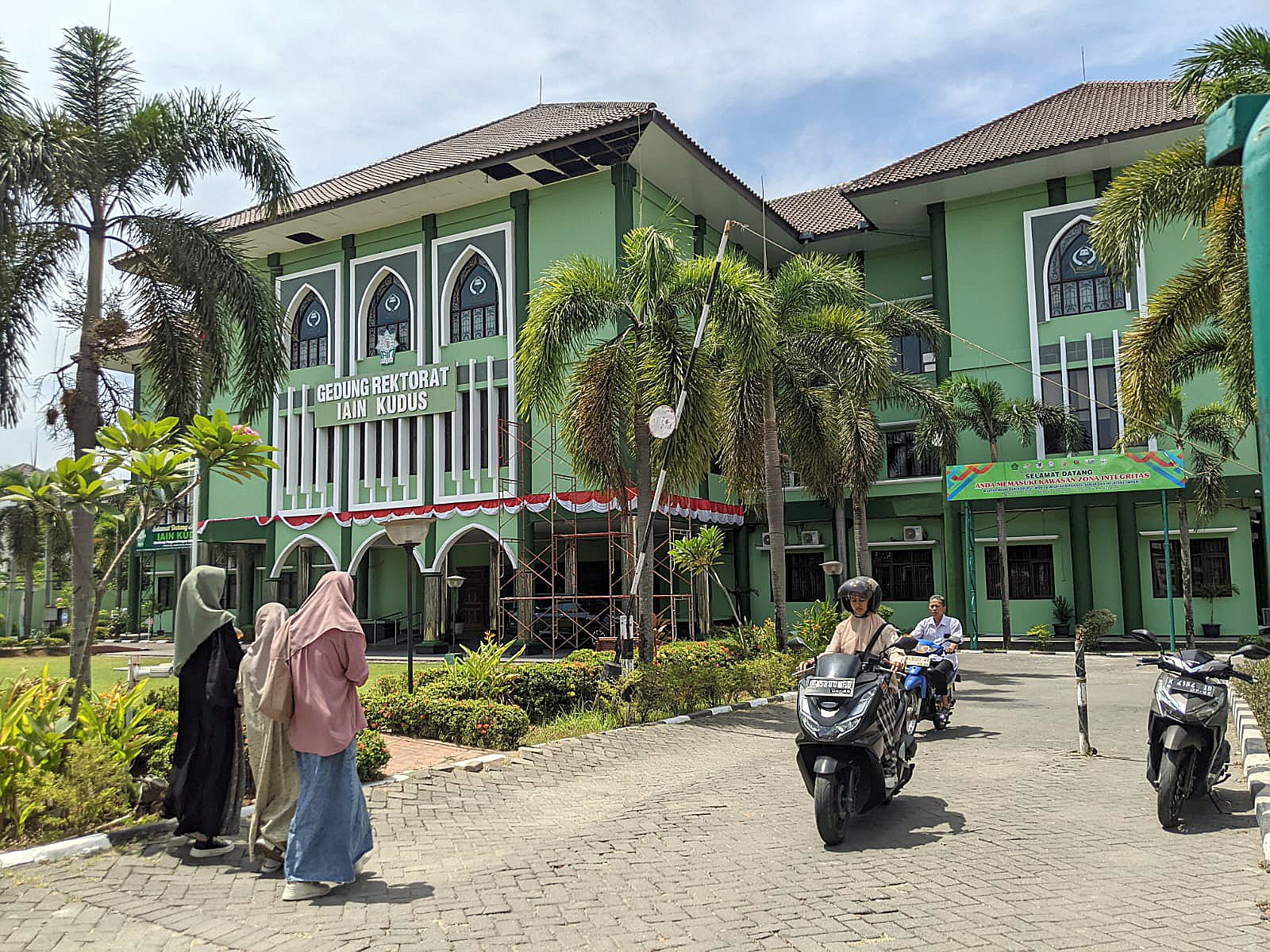 BUKA FORMASI: Sejumlah civitas akademika IAIN Kudus memasuki area kampus untuk menjalani perkuliahan (4/9). (SEKARWATI/ RADAR PATI)