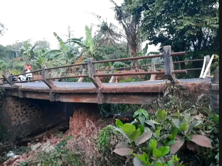 MEMPRIHATINKAN: Kondisi jembatan Kalitelon di Desa Tengguli yang hampir patah kemarin. DOKUMENTASI UNTUK RADARPATI.ID