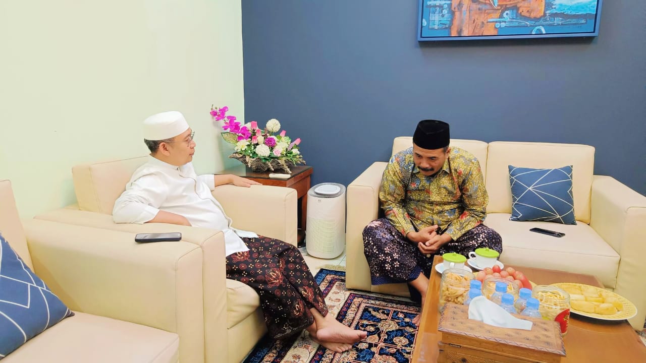 DAWUH : Calon Bupati Pati Budiyono saat berkunjung di kediaman Ketua PWNU Jawa Tengah Gus Rozin kemarin. (MUSLIHAN UNTUK RADAR KUDUS)