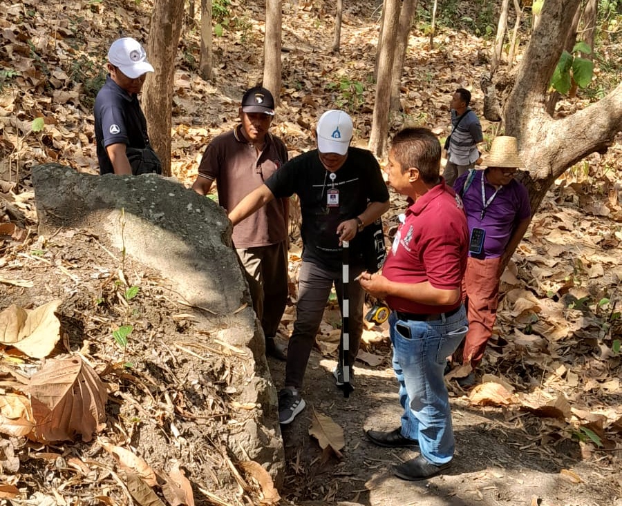 CEK LOKASI: Tim BPK memantau temuan prasasti tionghoa di Warugunung, Pancur kemarin. DINBUDPAR REMBANG RADARPATI.ID
