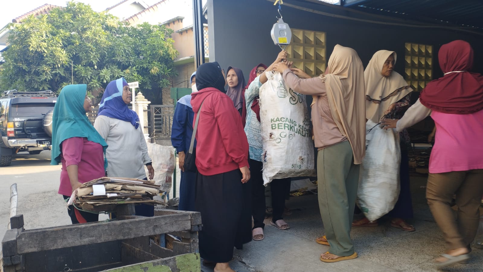 TIMBANG PERDANA: Pengurus bank sampah Barokah di desa Pasar Banggi Rembang menimbang perdana. DLH RBG UNTUK RADARPATI.ID
