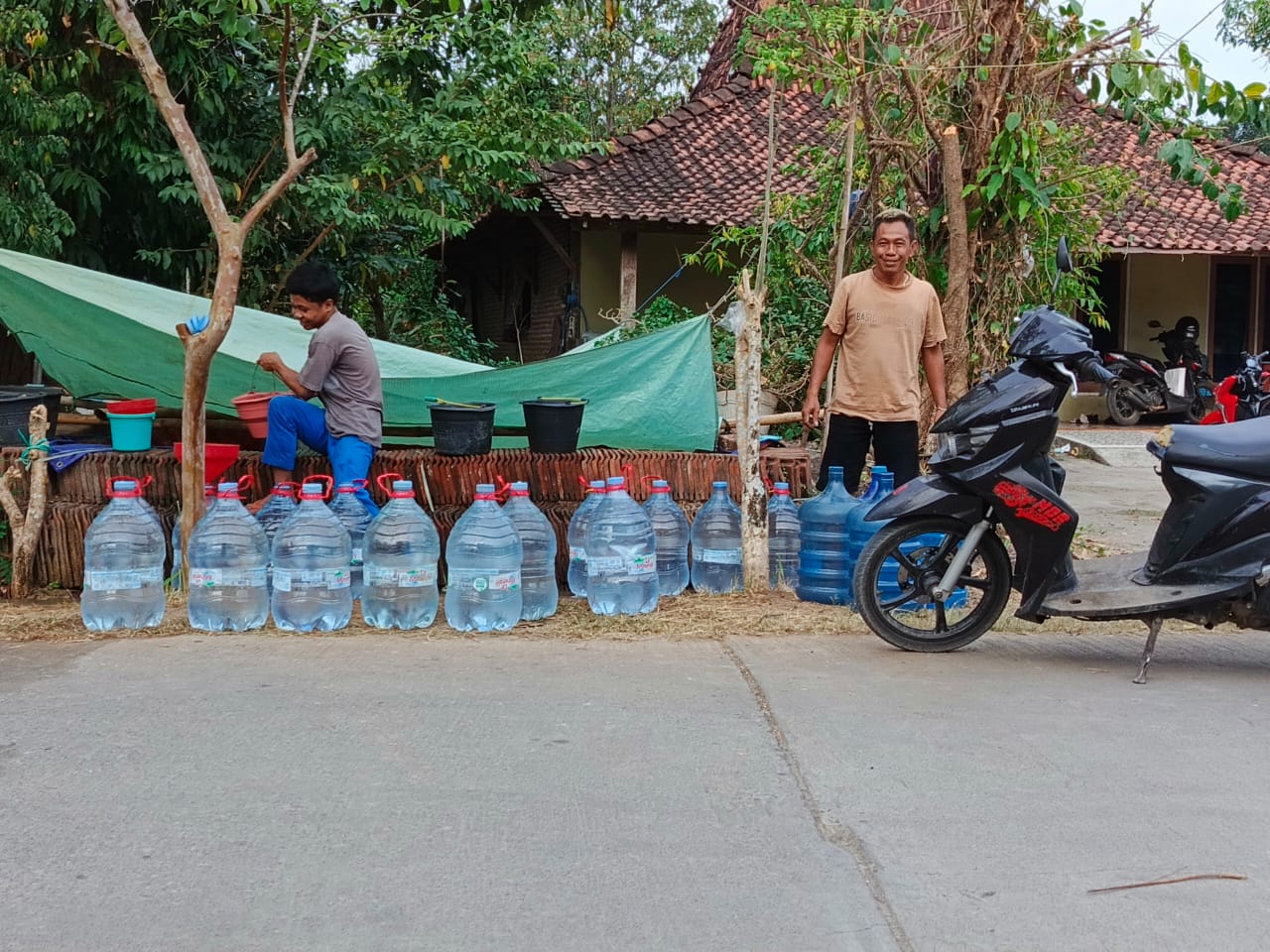 Warga Desa/Kecamatan Gabus mengambil bantuan air di salah satu rumah warga setempat belum lama ini. (ANDRE FAIDHIL FALAH)