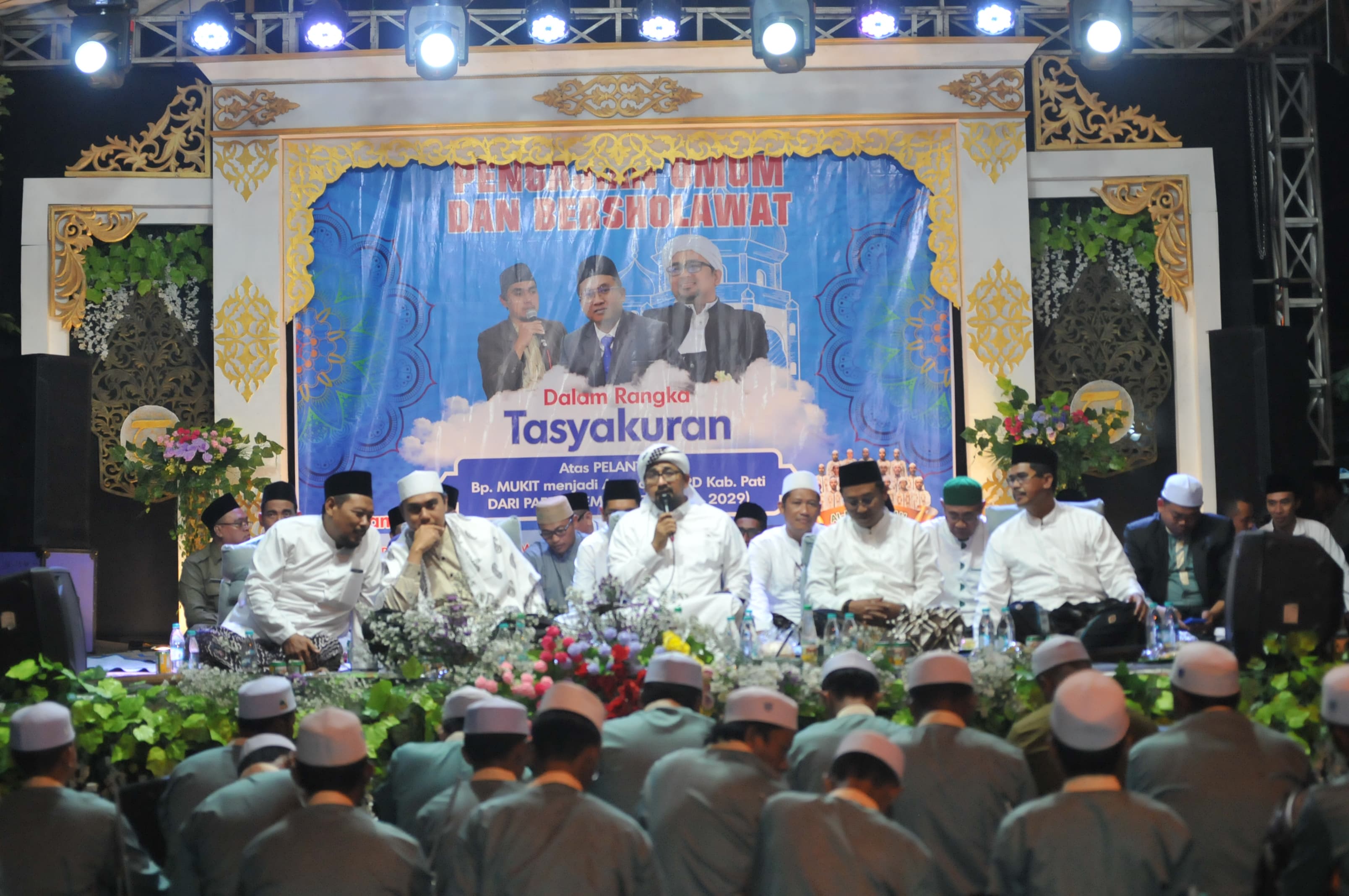 BERKUMPUL: Tokoh agama bersama Mukit melantunkan solawatan di Desa Kudukeras, Juwana tadi malam.&nbsp; (ANDRE FAIDHIL FALAH)