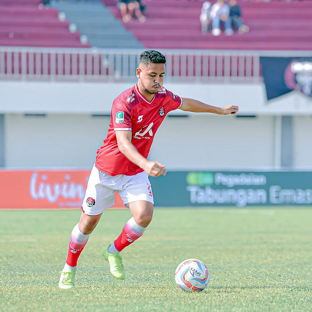 MENEPI: Bek Persiku Aulia Hidayat saat masih berseragram Persekat Tegal. Kini, Liga 2 hampir bergulir, dia justru cedera. INSTAGRAM AULIA HIDAYAT/RADARPATI.ID
