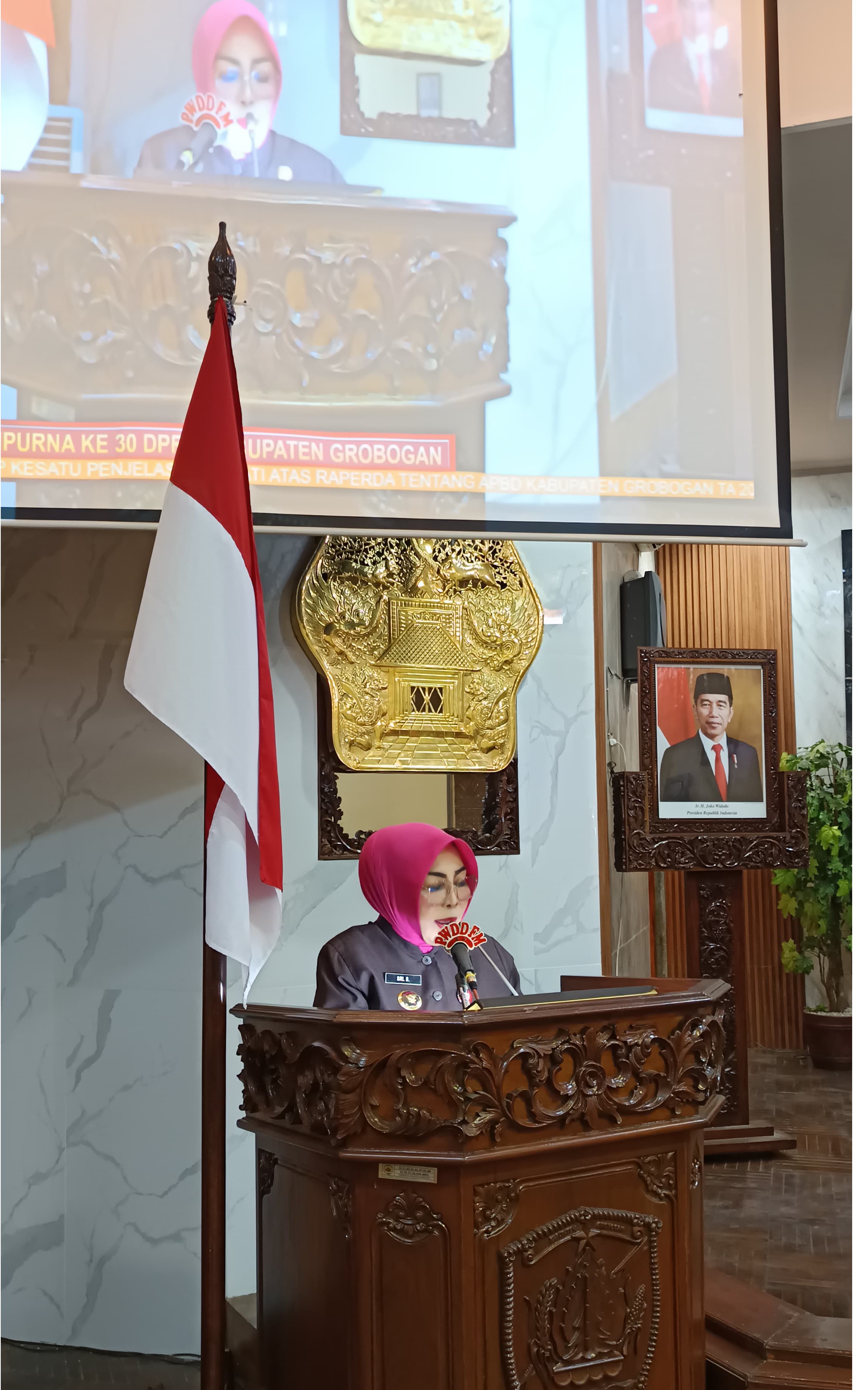 BACAKAN LAPORAN &ndash; Bupati Grobogan Sri Sumarni membacakan laporan atas raperda tentang APBD Kabupaten Grobogan Tahun Anggaran 2025 dan penyampaian nota keuangan di rapat paripurna. RADARPATI.ID