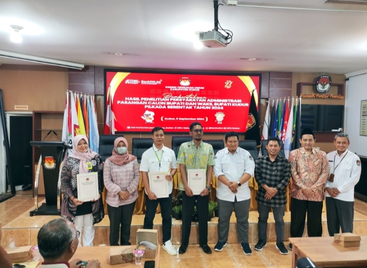 MASUK MASA PERBAIKAN: KPU Kudus menyerahkan persyaratan administrasi kepada kedua perwakilan paslon bacabup dan bacawabup Kudus di kantor KPU Kudus kemarin. GALIH ERLAMBANG W/RADARPATI.ID