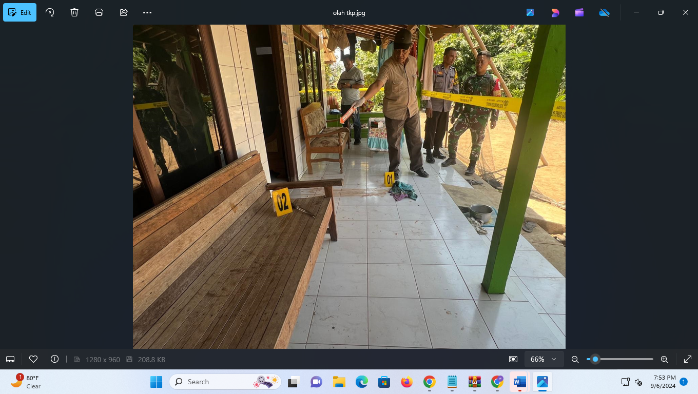 Olah TKP kasus penikaman yang menimpa seorang ibu muda di Desa Jepalo Kecamatan Gunungwungkal. (HUMAS POLRESTA PATI UNTUK RADAR KUDUS)