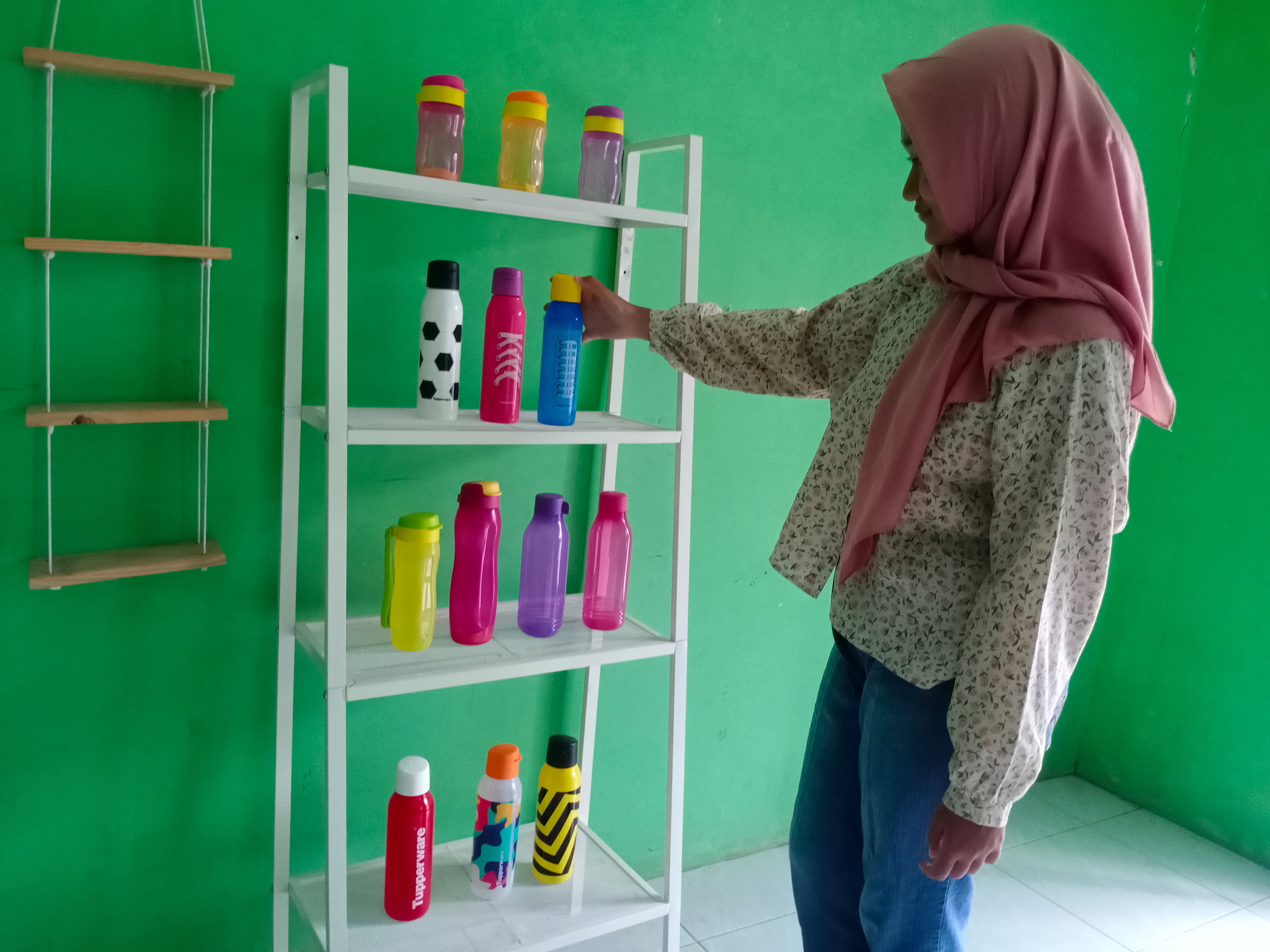 SELEKTIF: Remaja putri memilih beberapa produk berkualitas dari Tupperwear untuk wadah minum, kemarin. WISNU AJI/RADARPATI.ID
