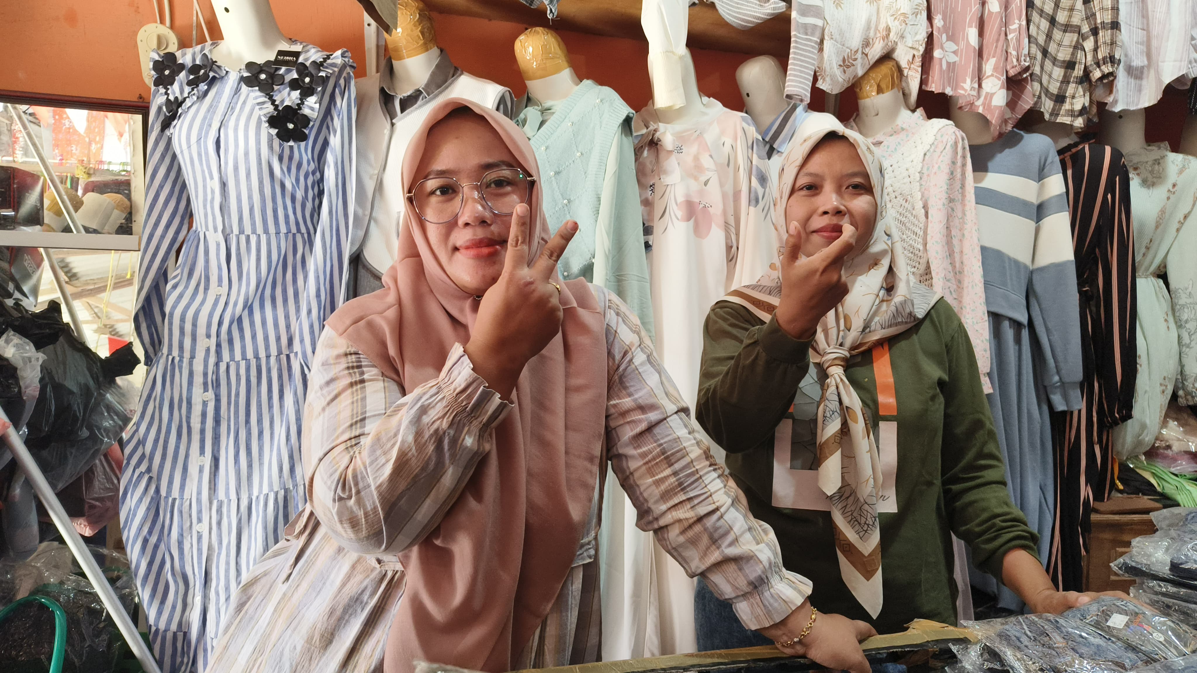 TERUS MENGALIR: Pedagang pasar mendukung pasangan calon Vivit-Gus Umam. (VACHRI /RADARPATI)